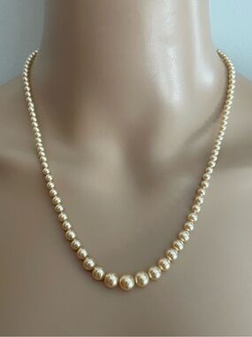 Vintage Pretty Classic Ivory/Cream Faux Pearl Dainty Necklace